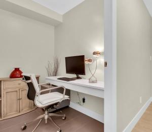 TV a/nebo společenská místnost v ubytování Urban Elegance - Designer 2BR Downtown Suite In Yaletown + 3 fotografie