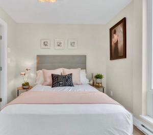 Postel nebo postele na pokoji v ubytování Urban Elegance - Designer 2BR Downtown Suite In Yaletown