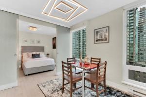 Postel nebo postele na pokoji v ubytování Urban Elegance - Designer 2BR Downtown Suite In Yaletown