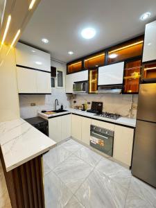 Η κουζίνα ή μικρή κουζίνα στο Luxury Seaview one bed Apartment Saba Pasha, Alex +6 φωτογραφίες