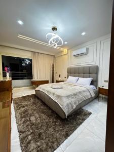 Ένα ή περισσότερα κρεβάτια σε δωμάτιο στο Luxury Seaview one bed Apartment Saba Pasha, Alex