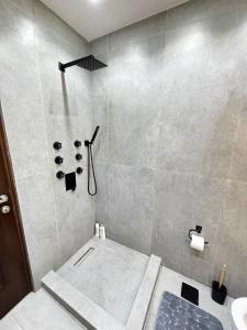 Ένα μπάνιο στο Luxury Seaview one bed Apartment Saba Pasha, Alex