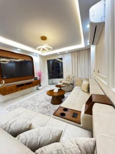 Μια τηλεόραση ή/και κέντρο ψυχαγωγίας στο Luxury Seaview one bed Apartment Saba Pasha, Alex