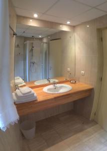 Koupelna v ubytování L'Ancienne Auberge + 37 fotografií