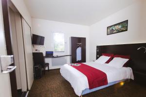 阿涅尔兹The Originals Access, Halt'Hotel, Clermont Agnetz的一间酒店房间，配有一张大床和一张书桌