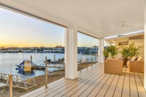 una casa con balcón con vista al agua en Waterfront-Bay View, en Port Macquarie