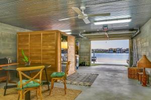 sala de estar con mesa, sillas y ventilador de techo en Waterfront-Bay View, en Port Macquarie