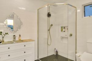 un baño con ducha y lavabo en Waterfront-Bay View, en Port Macquarie 14 fotos más