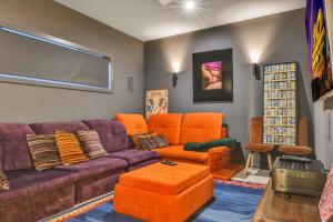 Una sala de estar con un sofá morado y muebles naranjas en Waterfront-Bay View, en Port Macquarie