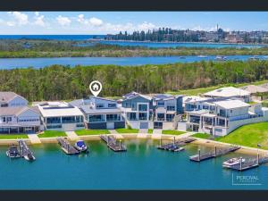 Una vista aérea de un complejo turístico con barcos en el agua. en Waterfront-Bay View, en Port Macquarie