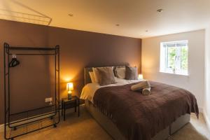 ein Schlafzimmer mit einem Bett und einem Fenster in der Unterkunft Hendford Heights - Modern & Central Apartments, Parking, Self Catering in Yeovil