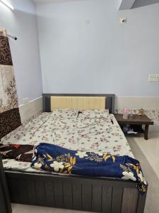 UnaにあるHome Stay Guest Houseのベッドカバーが備わるドミトリールームのベッド1台分です。