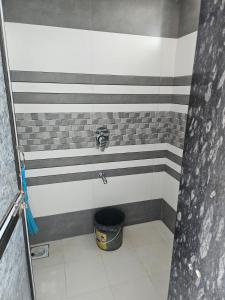 UnaにあるHome Stay Guest Houseの黒と白のストライプの壁のバスルーム