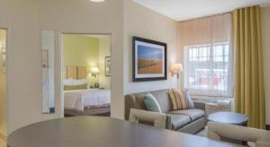 アパッチ・フラッツにあるCandlewood Suites Jefferson City By IHGのソファのあるリビングルームと寝室 +32枚の写真