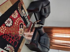 een mannequin staat naast een open doos bij Amee's Luxury above the City in Kollam +5 foto's