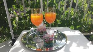 two glasses of orange juice on a glass tray at Apartment Melina in Omišalj