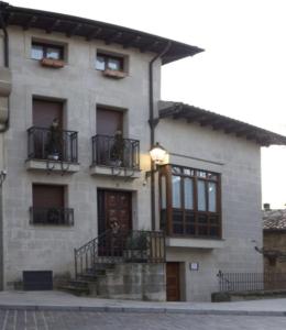 ein Gebäude mit Treppen und Balkonen davor in der Unterkunft Aitetxe II Laguardia in Laguardia