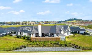 an aerial view of a large house with a yard at Luxury Mansion 7bdrm 6bth pool pizza ovn 25mns CBD in Silverdale