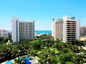 - une vue sur une ville avec des palmiers et des bâtiments dans l'établissement Yuhai International Resort Hotel, à Sanya