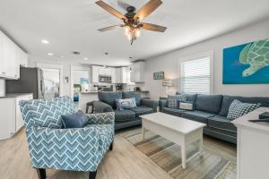 Köök või kööginurk majutusasutuses Family Tides - 2 Homes in 1 Steps to Beach w Rooftop Views Heated Pool Close to Bridge St