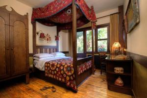 1 dormitorio con cama con dosel en Hotel Empress Zoe en Estambul