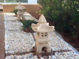 Dos pagodas blancas colocadas sobre un lecho de rocas en The Rich Residence, en Ban Tha Kup 28 fotos más