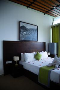 En eller flere senge i et værelse på Nelinsa Resort and Ayurveda Wellness Center