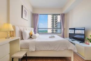 Postel nebo postele na pokoji v ubytování Lakeview Serenity The Eldorado Hanoi Residence