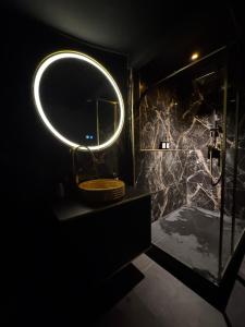 a bathroom with a sink and a mirror at SecretRoomBdx in Carbon-Blanc