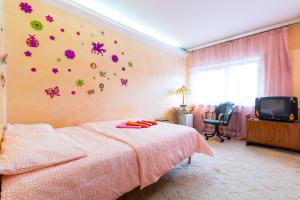 モスクワにあるOn Bolshaya Tulskaya Apartmentのベッドルーム1室(花の壁掛けのベッド1台付)