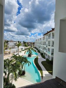 Πισίνα στο ή κοντά στο Garden Breeze Penthouse & Pool View l Mistral 401