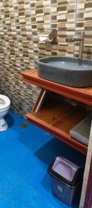 un baño con lavabo e inodoro en marvin's guesthouse, en Lovina