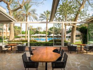 Bazén v ubytování Novotel Cairo 6th Of October nebo v jeho okolí