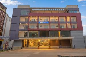 Un edificio con un cartel en el frente. en FabHotel Millennials Jigani Link Road, en Bangalore