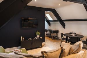 ein Wohnzimmer mit Sofa und Tisch in der Unterkunft Hendford Heights - Modern & Central Apartments, Parking, Self Catering in Yeovil