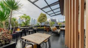 ジャカルタにあるSawana Suitesの市街の景色を望むバルコニー(テーブル、椅子付)
