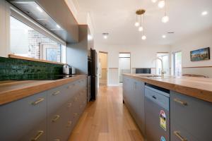 ローンセストンにあるPure Bliss - Comfort Delightの広いキッチン(カウンタートップ、シンク付)