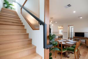 ローンセストンにあるPure Bliss - Comfort Delightのダイニングルーム、キッチン(階段、テーブル、椅子付)