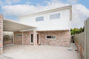 ローンセストンにあるPure Bliss - Comfort Delightの白煉瓦造りの家