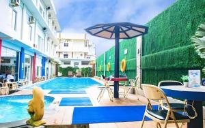 Bazén v ubytování Hotel Grand Permata Hati nebo v jeho okolí