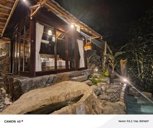 uma casa com uma janela e uma piscina em Cabin swargana em Tampaksiring