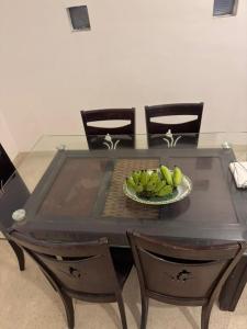 un tavolo con un piatto di banane sopra di Theodore Hotel - Negombo a Negombo Altre 16 foto