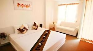 - une chambre blanche avec un lit et un canapé dans l'établissement The Residence Prachinburi, à Si Maha Phot 168 autres photos