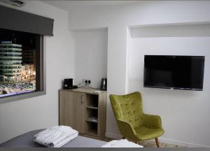 Μια τηλεόραση ή/και κέντρο ψυχαγωγίας στο Plateia suite Grigio