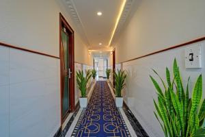 un pasillo con plantas en un pasillo en FabHotel The Black Diamond - Tavarekere, behind Forum Mall, Koramangala, en Bangalore