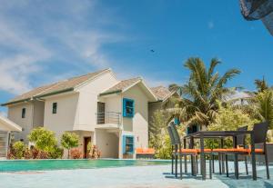 willa z basenem i domem w obiekcie Long Beach Laamu Hotel w mieście Gan