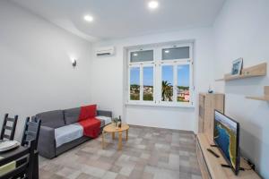 Televízia a/alebo spoločenská miestnosť v ubytovaní Apartments Villa Adrienne