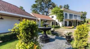 a house with a fountain in the middle of a yard at The Scandic Khao Yai in Ban Khanong Phra Klang (1)