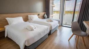 - 2 lits dans une chambre d'hôtel avec vue sur l'eau dans l'établissement Chewa Khong Hotel Nakhon Phanom, à Ban Tha Khwai 160 autres photos