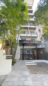 un edificio con un letrero de hotel joku en el frente en Joya Hotel, en Phnom Penh